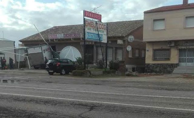 Un camión choca contra el comedor de un restaurante en Alcaudete