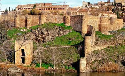 El Ayuntamiento ilumina de verde El Baño de la Cava para apoyar al CD Toledo en el playoff