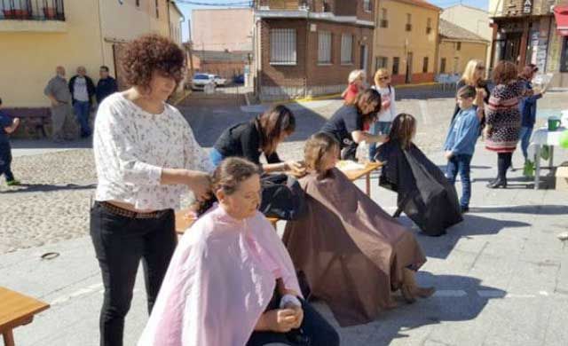 Cazalegas celebra con éxito la campaña solidaria 'Dona tu pelo'