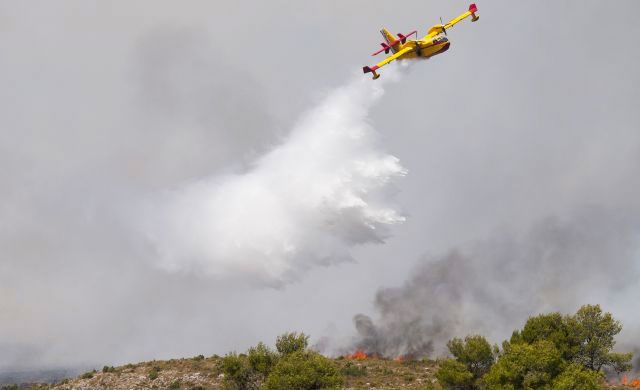 Medios aéreos y terrestres trabajan en la extinción de un incendio en Casarrubios del Monte