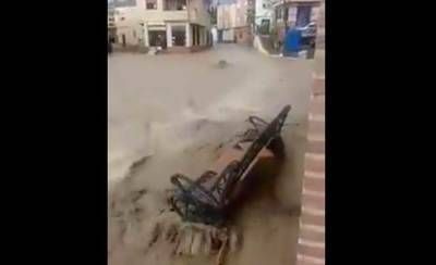 Una fuerte tormenta convierte las calles de Cebolla en un auténtico río (VÍDEO)