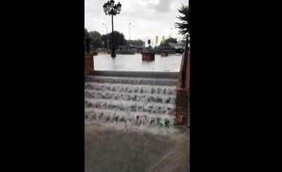 Una intensa lluvia y el granizo inunda algunas calles céntricas de Santa Olalla