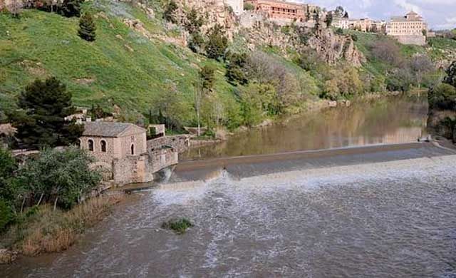 La alcaldesa de Toledo estudia coger agua del Tajo para el Puy du Fou