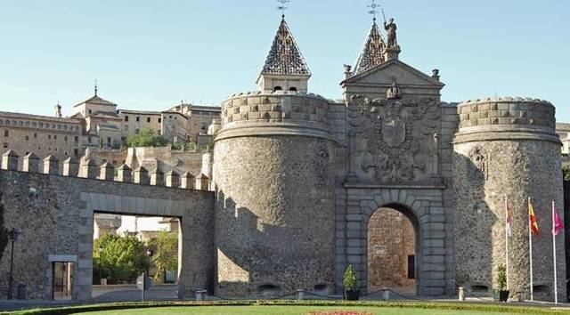 Detenido en Toledo un conductor tras impactar contra la Puerta de Bisagra tras una persecución