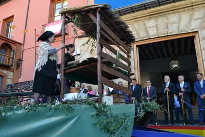 Continúa el desfile de Mondas mostrando la tradición de los municipios de la comarca