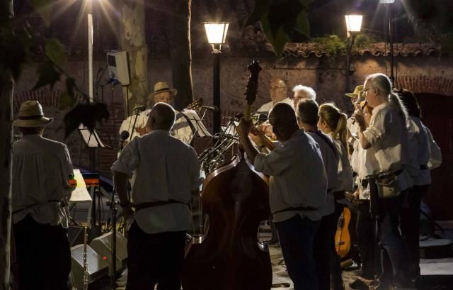 El grupo talaverano durante su actuación