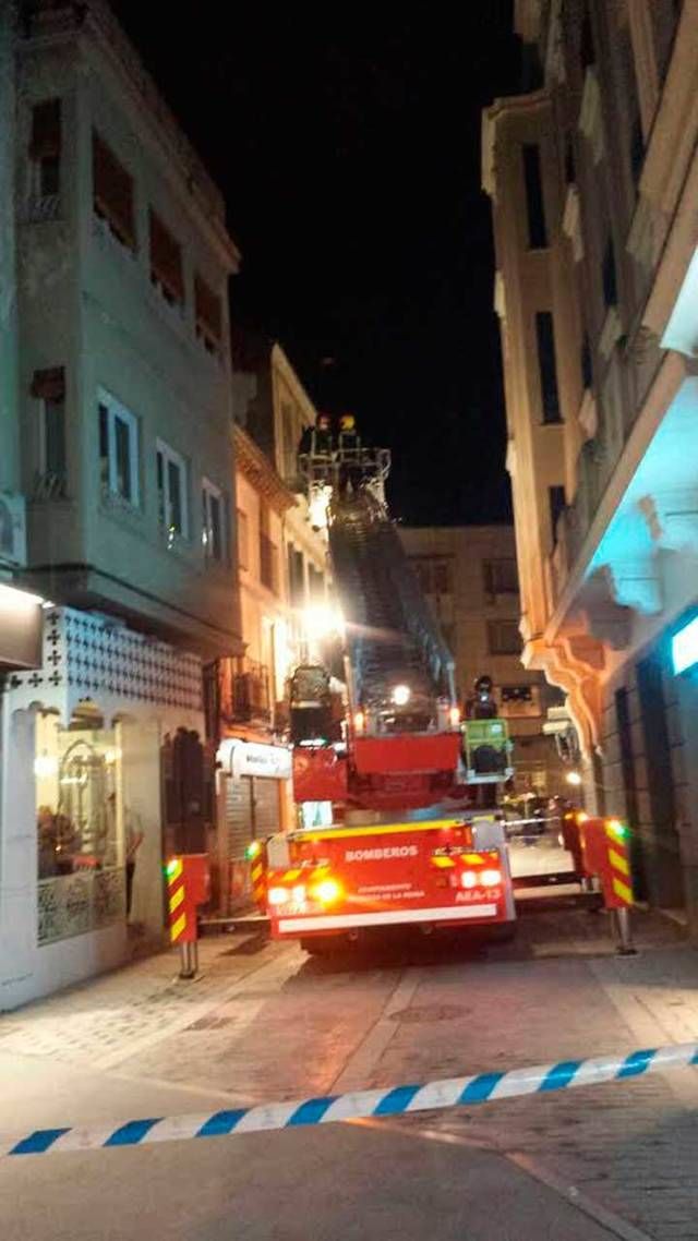 Se desprende el revoco de un edificio en la calle Arco de San Pedro