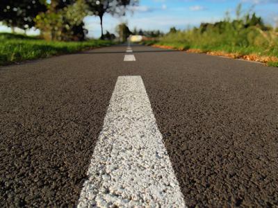 Muere un motorista de 55 años tras impactar contra un camión