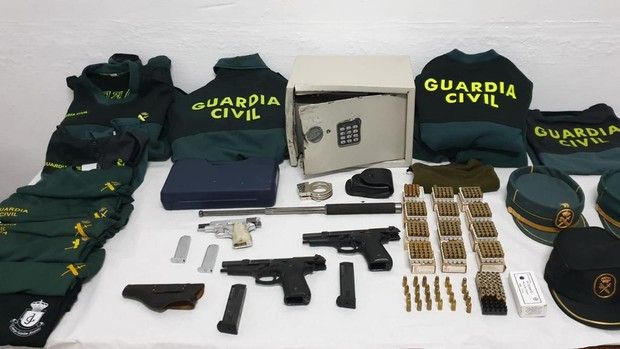 Las armas y uniformes recuperados