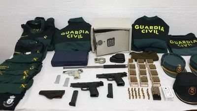 GUARDIA CIVIL | Dos detenidos por el robo de pistolas y uniformes oficiales en el puesto de un pueblo de Toledo