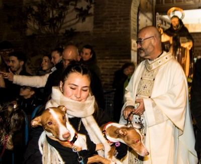 La bendición a los animales por San Antón congrega a los vecinos de Talavera