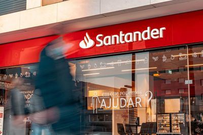 ¿Te aparecen cobros duplicados en el Banco Santander? Este es el motivo