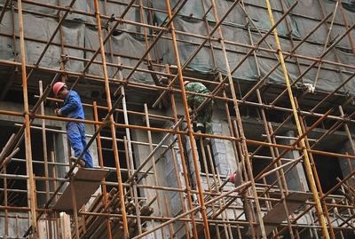 Un trabajador sufre traumatismos craneales tras caer desde una altura de dos metros