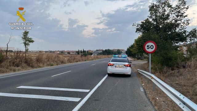 Una mujer circula a 119 km/h en una vía limitada a 50