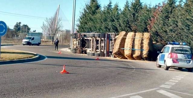 Vuelca un camión en la rotonda del campo de golf en Talavera