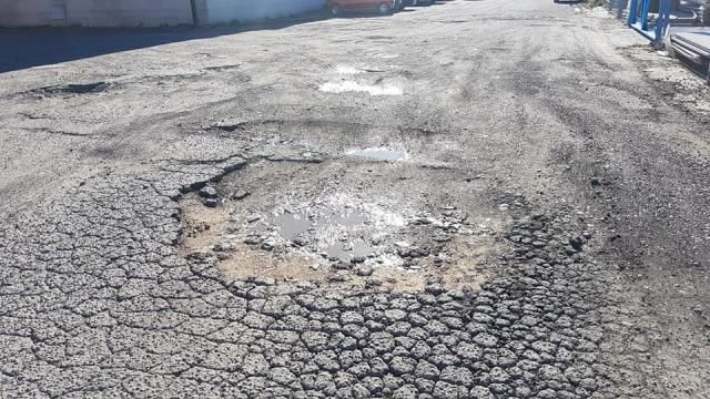 Los socavones reinan en la calle Alfonso XII de Talavera 