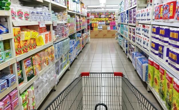 Un carrito recorre los pasillos de un supermercado |  PXHERE