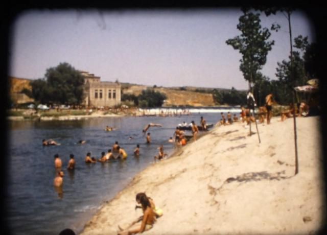 Gente bañándose en el Tajo en Toledo, en la playa de Safont, hacia 1970 | Foto: Toledo Olvidado