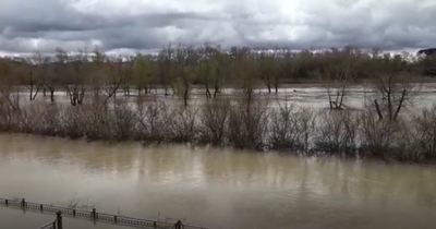 Las lluvias inundan la playa y el embarcadero de Talavera