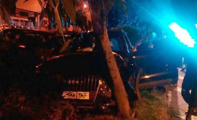 Un conductor remonta la mediana y choca contra un árbol en la Avda. de Madrid