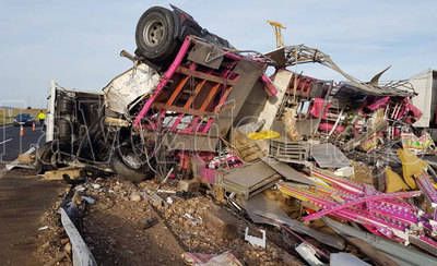 Espectacular accidente de un camión de feria en la entrada de Talavera