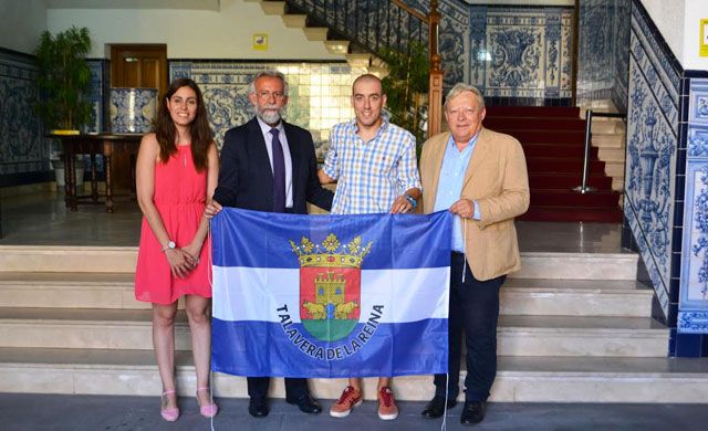 El triatleta talaverano Fernando Alarza es recibido por el alcalde