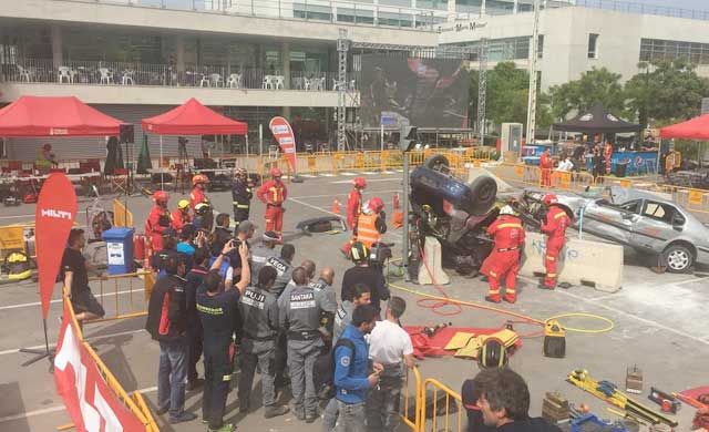 Los bomberos demuestran su pericia en rescates en accidentes de tráfico