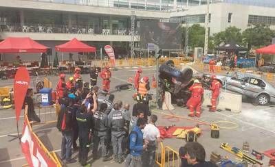 Los bomberos demuestran su pericia en rescates en accidentes de tráfico