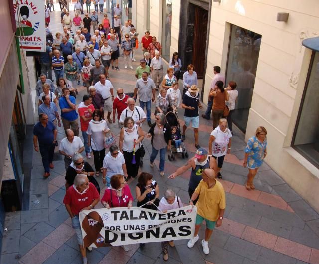 manifestantes por la calle San Francisco, en Talavera de la Reina