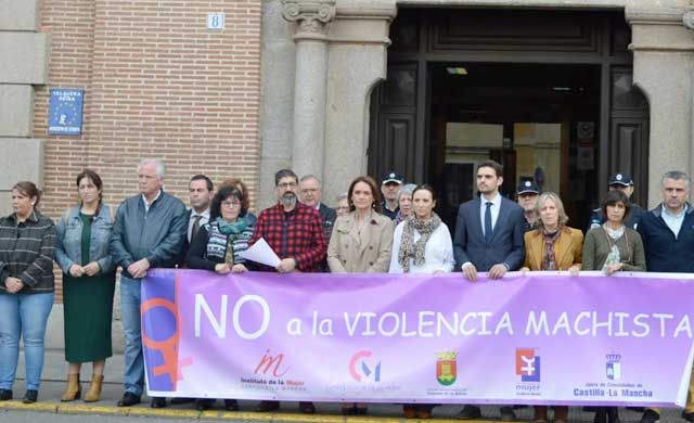 Minuto de silencio en Talavera por las víctimas de violencia de género