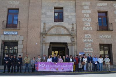 Minuto de silencio en Talavera por las siete mujeres y un menor asesinados en el mes de abril