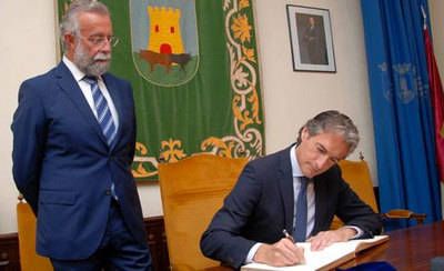 Page se compromete a "reconducir" el "desbarajuste" que ha creado la visita de De la Serna a Talavera