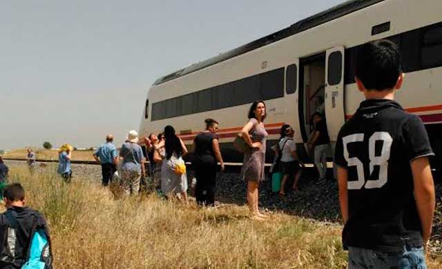 Pasajeros de un tren averiado cerca de Talavera