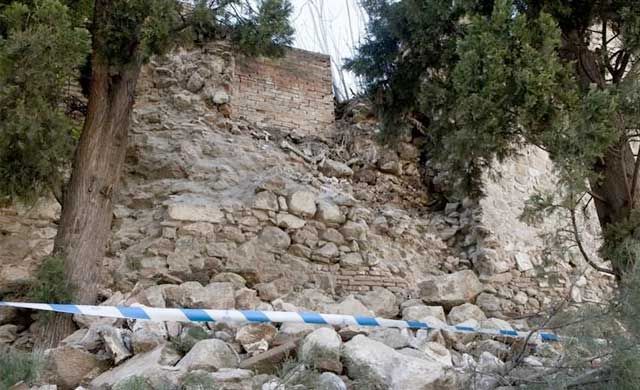 Comienzan las obras de restauración del paño de la muralla caído