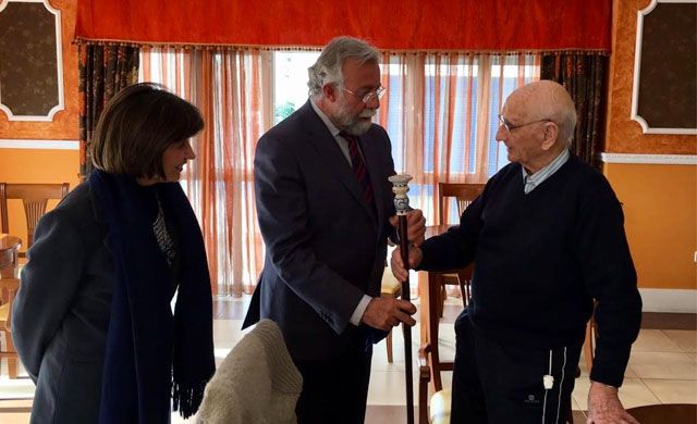 Félix del Mazo recibe un bastón de cerámica por su 101 aniversario