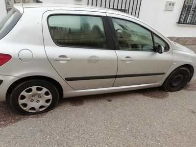 Cerca de 40 coches amanecen en Talavera la Nueva con las ruedas pinchadas