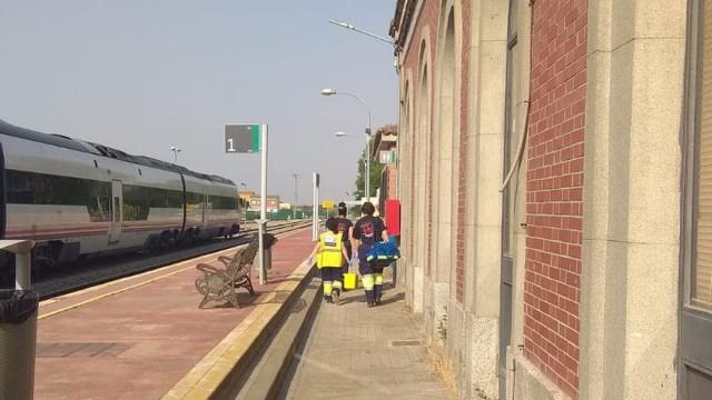 La pesadilla continúa: Una pasajera del tren sufre un golpe de calor