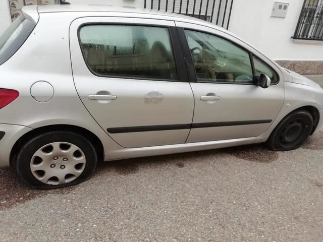 Continúa la oleada de pinchazos a las ruedas de los coches de los vecinos de Talavera la Nueva