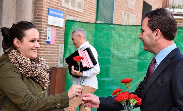 El PSOE reparte claveles por la igualdad de las mujeres