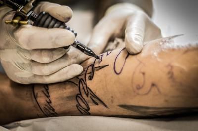 ¿Sabes cómo proteger tus tatuajes en verano?