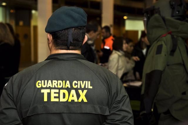 Los TEDAX desactivan un proyectil de la Guerra Civil