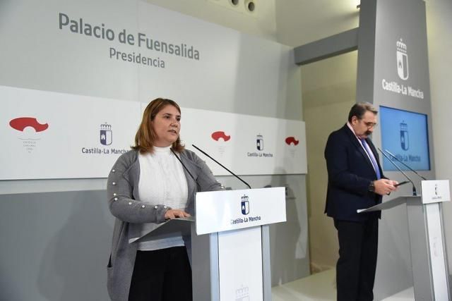 La presidenta de la FEMP-CLM y el consejero de Sanidad en la rueda de prensa de hoy