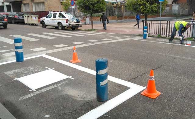 El Ayuntamiento mejora los pasos de peatones de La Solana