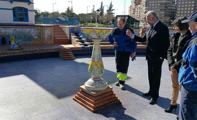 Instalada la nueva fuente en el estanque de los patos de los Jardines del Prado