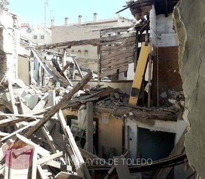 Un vecino desalojado tras derrumbarse parte de una vivienda antigua en el Casco