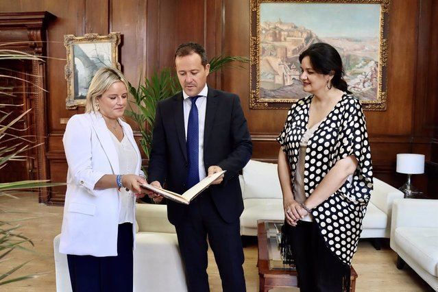 El alcalde de Toledo, Carlos Velázquez, junto a Marimar Blanco, presidenta de la Fundación Miguel Ángel Blanco