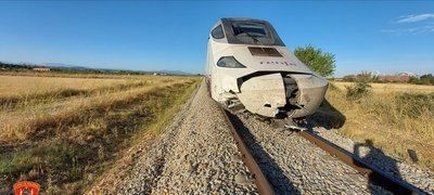 Siguen graves los dos heridos en el accidente del turismo arrollado por un tren