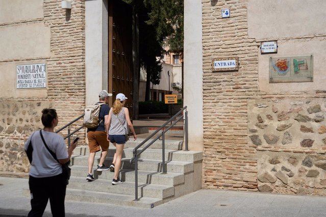 Turistas en la Sinagoga Santa María La Blanca de Toledo