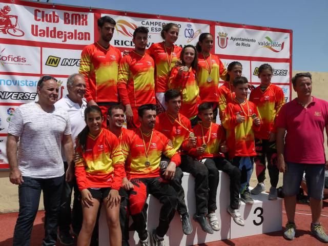 Lluvia de medallas para los pilotos del Club Los Pinos en el Campeonato de España de BMX