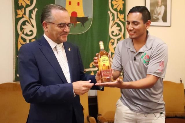 El 'increíble' regalo al alcalde de Talavera para “combatir las penas”